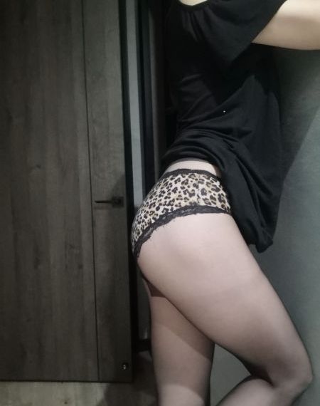 一边接吻,一边插一边摸。