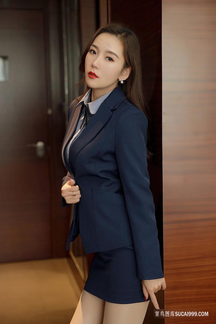 丰满大乳班主任趴下让我玩